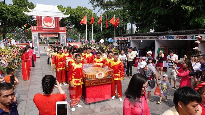 Rộn ràng lễ rước cặp bánh Trung thu truyền thống lớn nhất Việt Nam tại Hà Nội - ảnh 10