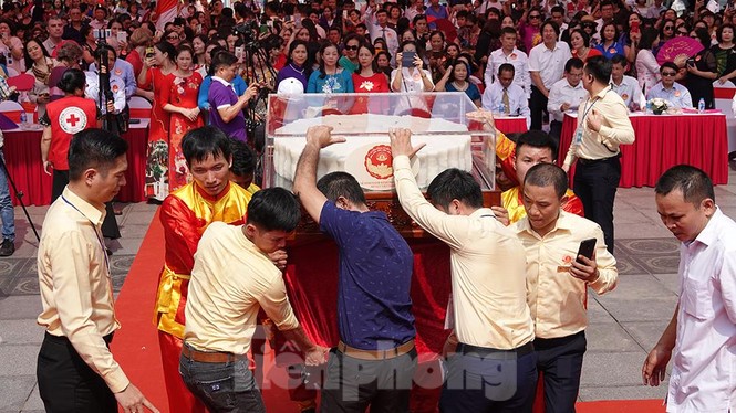 Rộn ràng lễ rước cặp bánh Trung thu truyền thống lớn nhất Việt Nam tại Hà Nội - ảnh 11