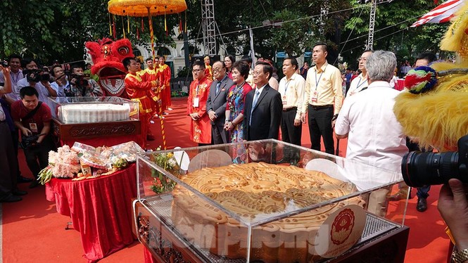 Rộn ràng lễ rước cặp bánh Trung thu truyền thống lớn nhất Việt Nam tại Hà Nội - ảnh 12