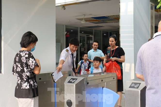 Sau vụ bé trai tử vong trên ôtô, nhiều phụ huynh trường Gateway tự đưa đón con - ảnh 2