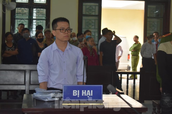 Thuê côn đồ đánh thuộc cấp cũ của chồng, vợ nguyên chủ tịch phường lĩnh 12 tháng tù - ảnh 2