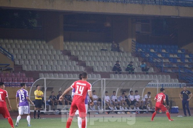 Mục kích khán giả 'mất tích' trên sân Hàng Đẫy ngày thi hành án - ảnh 11