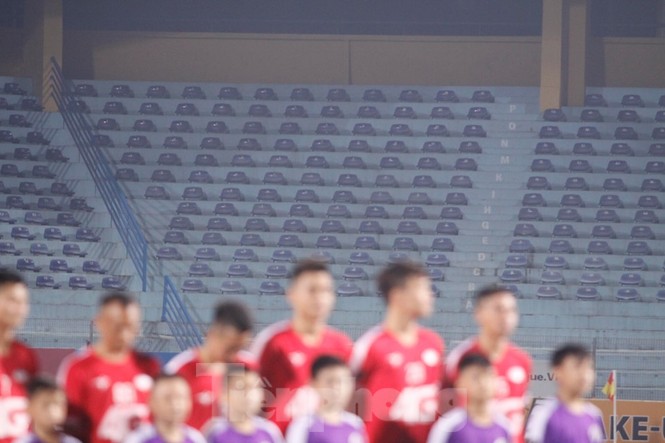 Mục kích khán giả 'mất tích' trên sân Hàng Đẫy ngày thi hành án - ảnh 8