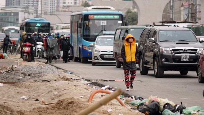 Người dân đi giữa 'ma trận' đại công trình làm đường - ảnh 1