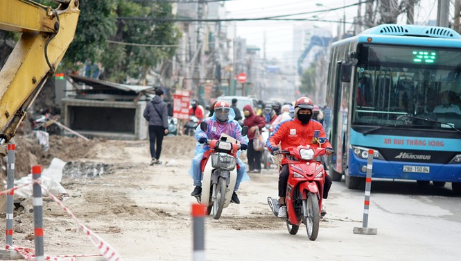 Người dân đi giữa 'ma trận' đại công trình làm đường - ảnh 4