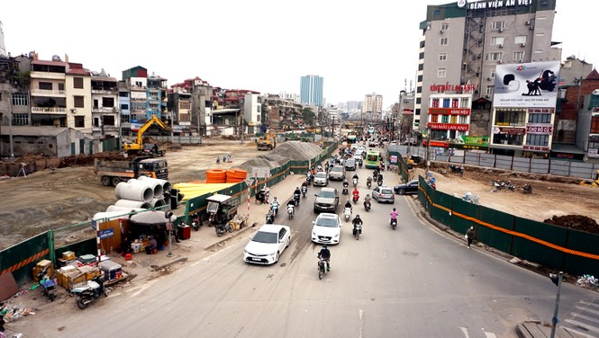 Người dân đi giữa 'ma trận' đại công trình làm đường - ảnh 16