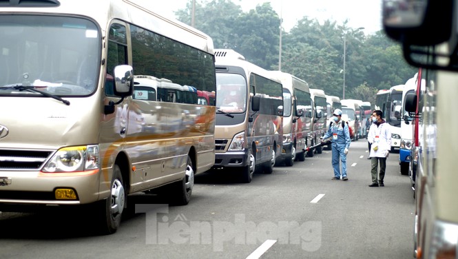 Cục CSGT kiểm định, gắn biển tạm thời cho hơn 100 xe phục vụ Đại hội XIII - ảnh 15