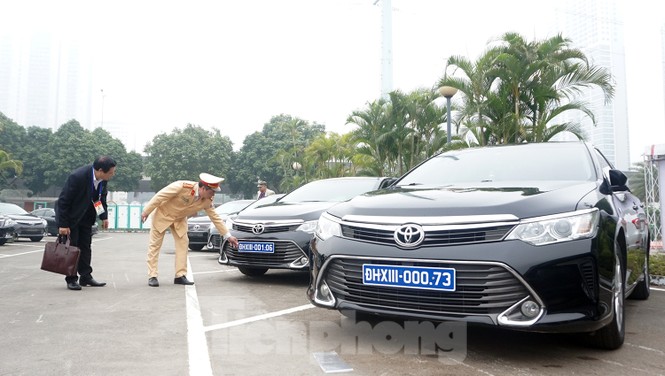 Cục CSGT kiểm định, gắn biển tạm thời cho hơn 100 xe phục vụ Đại hội XIII - ảnh 13