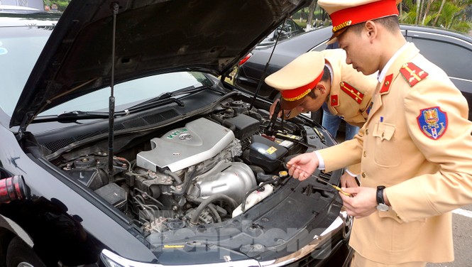 Cục CSGT kiểm định, gắn biển tạm thời cho hơn 100 xe phục vụ Đại hội XIII - ảnh 5