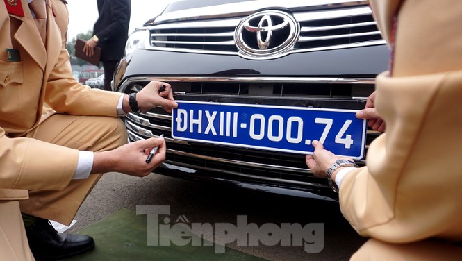 Cục CSGT kiểm định, gắn biển tạm thời cho hơn 100 xe phục vụ Đại hội XIII - ảnh 11