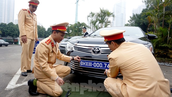 Cục CSGT kiểm định, gắn biển tạm thời cho hơn 100 xe phục vụ Đại hội XIII - ảnh 10