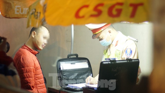 Vi phạn nồng độ cồn ở mức 'khủng', người đàn ông ngậm ngùi... bắt taxi về - ảnh 1