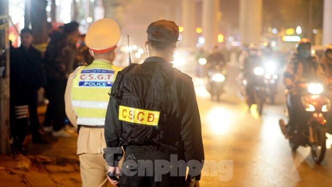 Vi phạn nồng độ cồn ở mức 'khủng', người đàn ông ngậm ngùi... bắt taxi về - ảnh 3