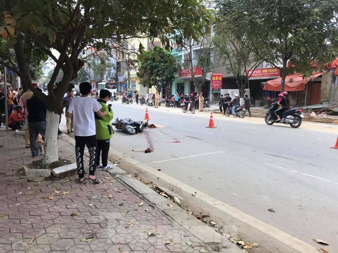Tránh xe ô tô mở cửa xe, nữ giáo viên tử vong dưới bánh xe ben - ảnh 1