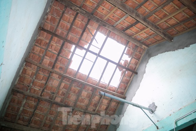 Tường nứt, ngói đổ, thầy trò bỏ lớp ra nhà giữ xe để dạy và học - ảnh 5