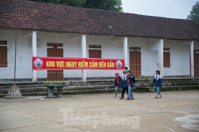 Tường nứt, ngói đổ, thầy trò bỏ lớp ra nhà giữ xe để dạy và học - ảnh 13