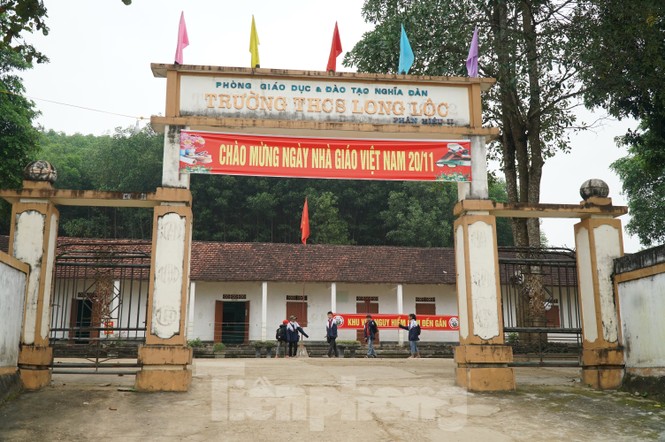 Tường nứt, ngói đổ, thầy trò bỏ lớp ra nhà giữ xe để dạy và học - ảnh 1