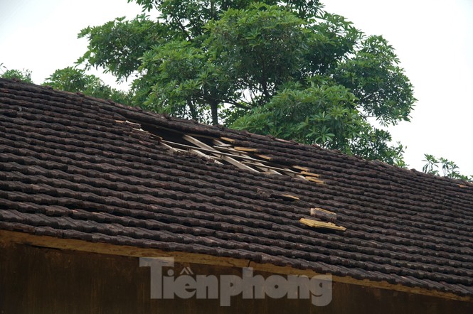 Tường nứt, ngói đổ, thầy trò bỏ lớp ra nhà giữ xe để dạy và học - ảnh 6