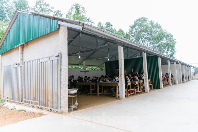 Tường nứt, ngói đổ, thầy trò bỏ lớp ra nhà giữ xe để dạy và học - ảnh 10
