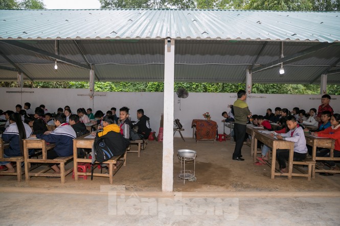 Tường nứt, ngói đổ, thầy trò bỏ lớp ra nhà giữ xe để dạy và học - ảnh 9