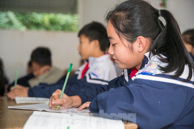 Tường nứt, ngói đổ, thầy trò bỏ lớp ra nhà giữ xe để dạy và học - ảnh 12