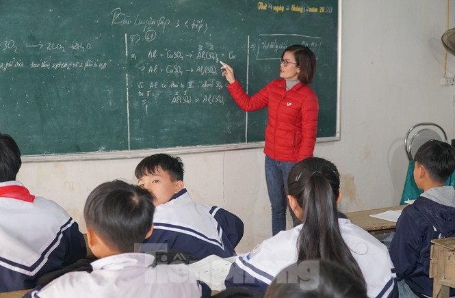 Tường nứt, ngói đổ, thầy trò bỏ lớp ra nhà giữ xe để dạy và học - ảnh 11
