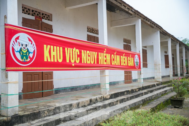 Tường nứt, ngói đổ, thầy trò bỏ lớp ra nhà giữ xe để dạy và học - ảnh 7