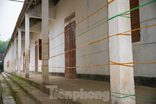 Tường nứt, ngói đổ, thầy trò bỏ lớp ra nhà giữ xe để dạy và học - ảnh 8