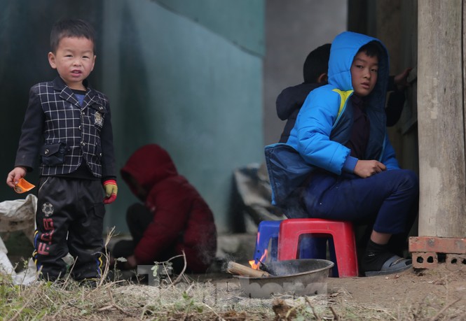 Nghệ An: Hàng chục trường thông báo học sinh nghỉ học tránh rét - ảnh 1