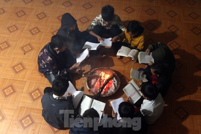 Buốt lạnh vì rét, học sinh đốt củi sưởi ấm học bài - ảnh 5