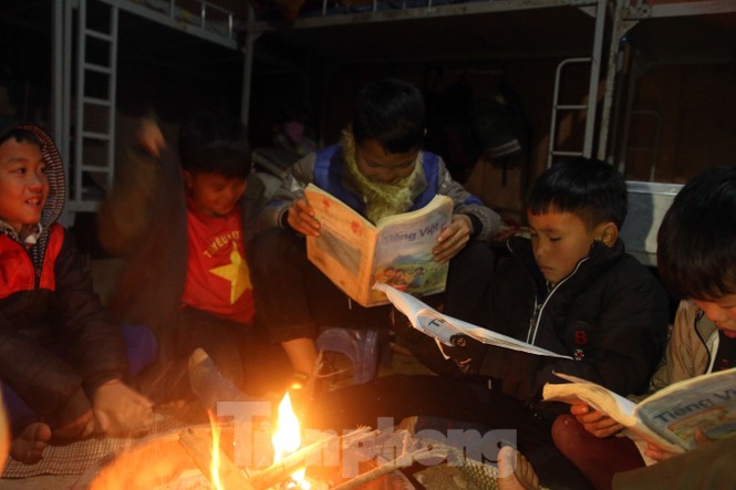 Buốt lạnh vì rét, học sinh đốt củi sưởi ấm học bài - ảnh 6