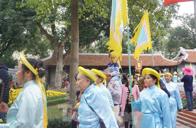 Văn Miếu đông nghẹt, người dân vô tư sờ đầu rùa - ảnh 2