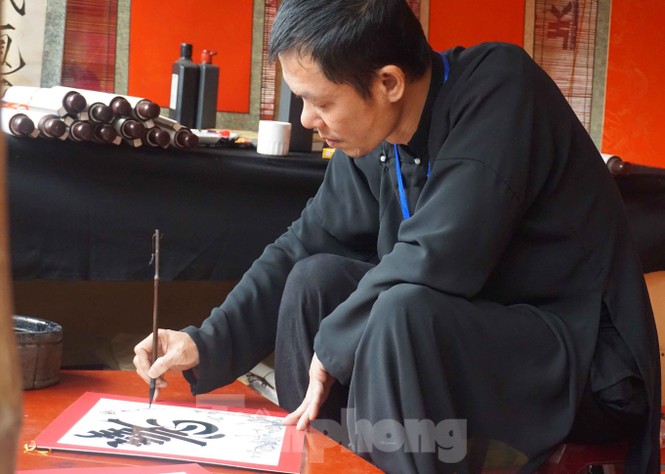 Văn Miếu đông nghẹt, người dân vô tư sờ đầu rùa - ảnh 3