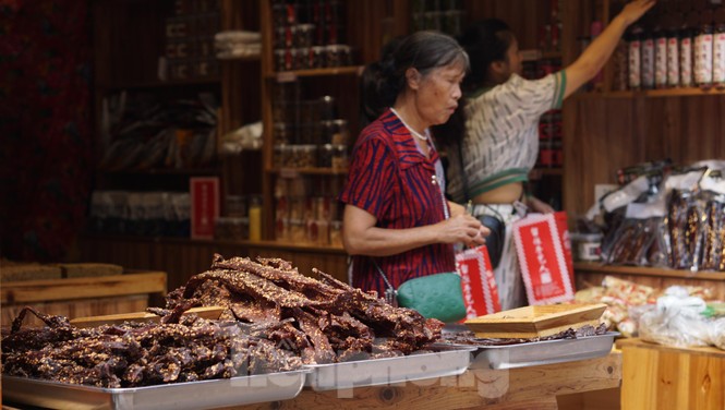 Kinh nghiệm ăn chơi ở 'thiên đường sống ảo' Phượng Hoàng cổ trấn - ảnh 8