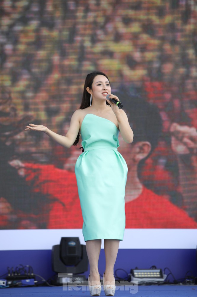 Bảo Trâm, Rapper Rica đốt cháy sân khấu ‘Sóng Festival’ - ảnh 1