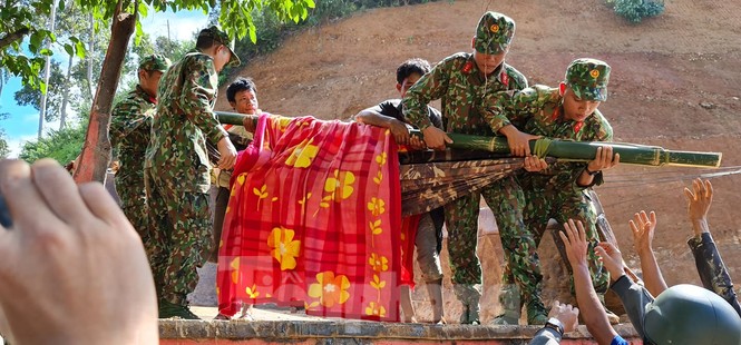 Người mẹ ôm con thoát nạn vụ sạt lở ở Quảng Nam - ảnh 4