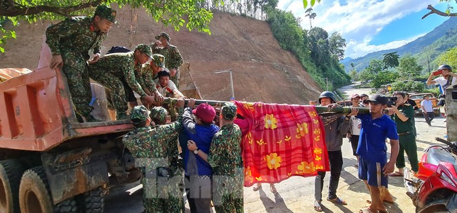 Người mẹ ôm con thoát nạn vụ sạt lở ở Quảng Nam - ảnh 5