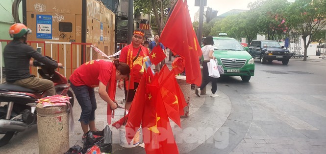 Người Sài Gòn đổ xô ra đường cổ vũ đội bóng đá U22 Việt Nam - ảnh 6
