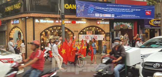 Người Sài Gòn đổ xô ra đường cổ vũ đội bóng đá U22 Việt Nam - ảnh 14