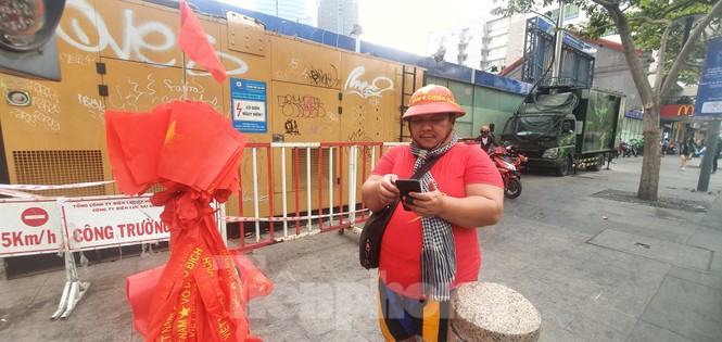 Người Sài Gòn đổ xô ra đường cổ vũ đội bóng đá U22 Việt Nam - ảnh 7