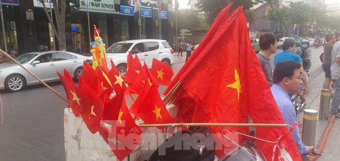 Người Sài Gòn đổ xô ra đường cổ vũ đội bóng đá U22 Việt Nam - ảnh 8
