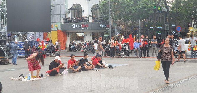 Người Sài Gòn đổ xô ra đường cổ vũ đội bóng đá U22 Việt Nam - ảnh 9