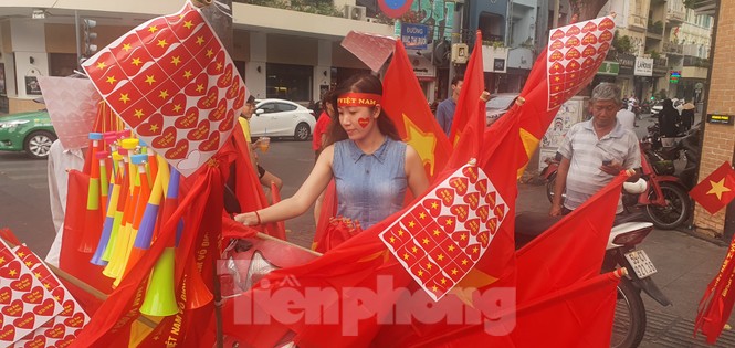 Người Sài Gòn đổ xô ra đường cổ vũ đội bóng đá U22 Việt Nam - ảnh 1