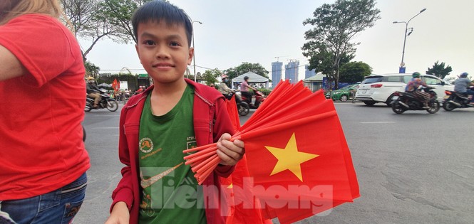 Người Sài Gòn đổ xô ra đường cổ vũ đội bóng đá U22 Việt Nam - ảnh 4