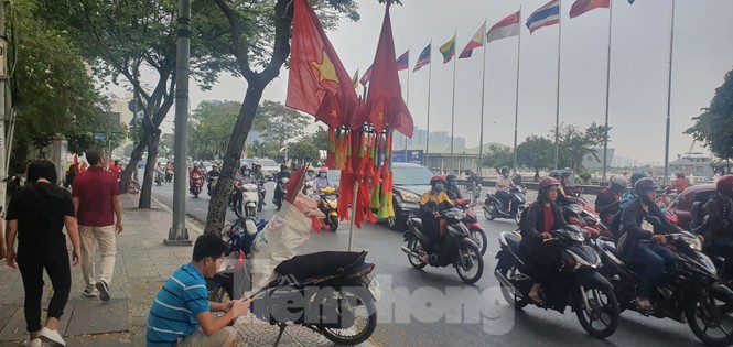 Người Sài Gòn đổ xô ra đường cổ vũ đội bóng đá U22 Việt Nam - ảnh 5