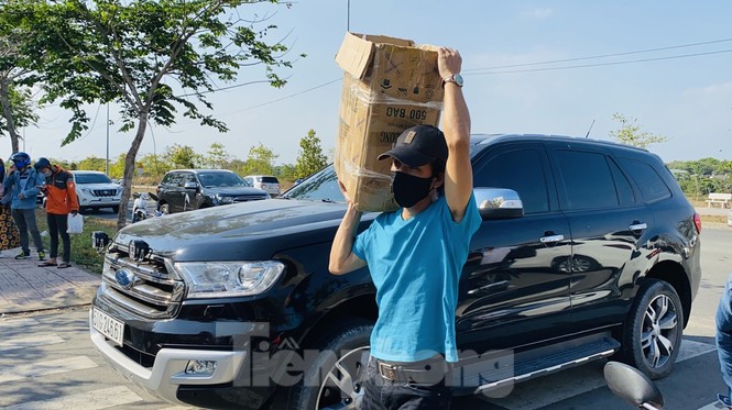 Xếp hàng chờ tiếp tế ở khu cách ly KTX ĐH Quốc gia TPHCM - ảnh 3