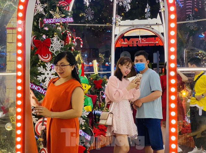 Người dân TPHCM rộn ràng đi chơi Noel sớm - ảnh 9