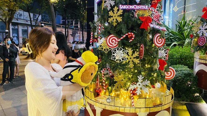 Người dân TPHCM rộn ràng đi chơi Noel sớm - ảnh 8