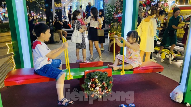 Người dân TPHCM rộn ràng đi chơi Noel sớm - ảnh 12