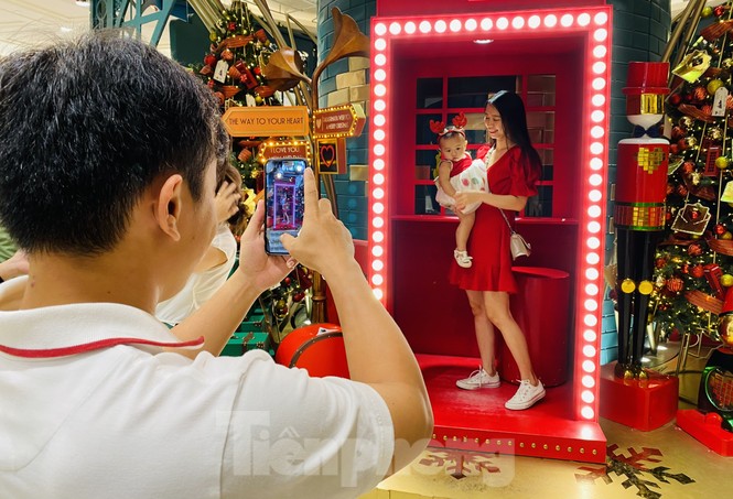 Người dân TPHCM rộn ràng đi chơi Noel sớm - ảnh 4